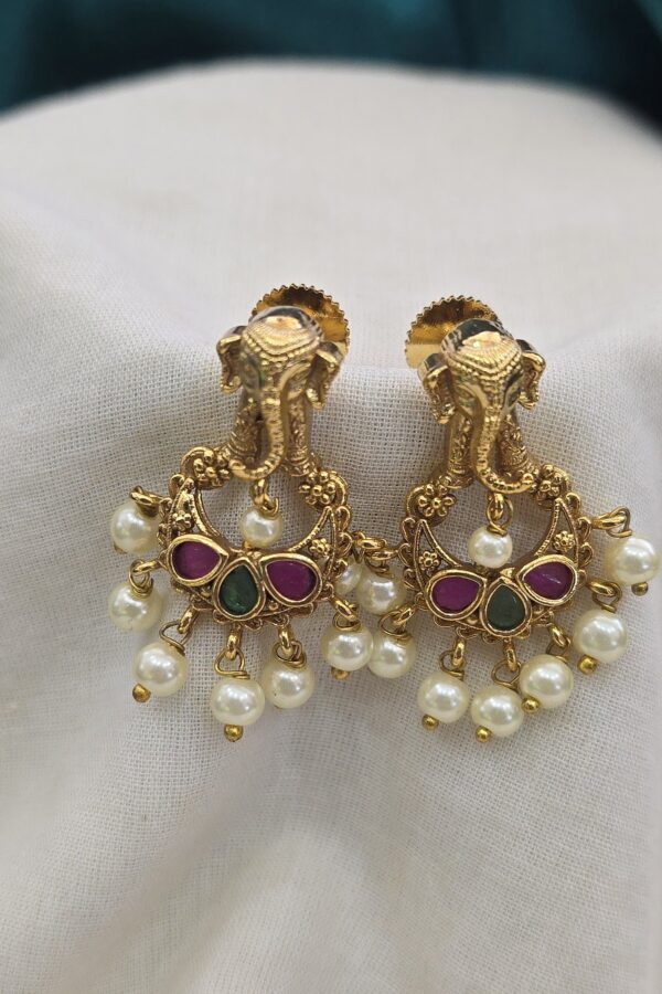 Elegant Antique stud with Elephant face