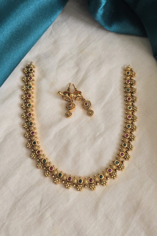 Minimal antique neckset with backchain