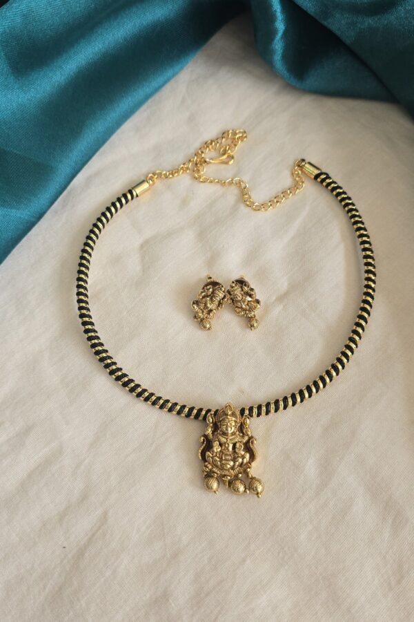 black thread Pendant set