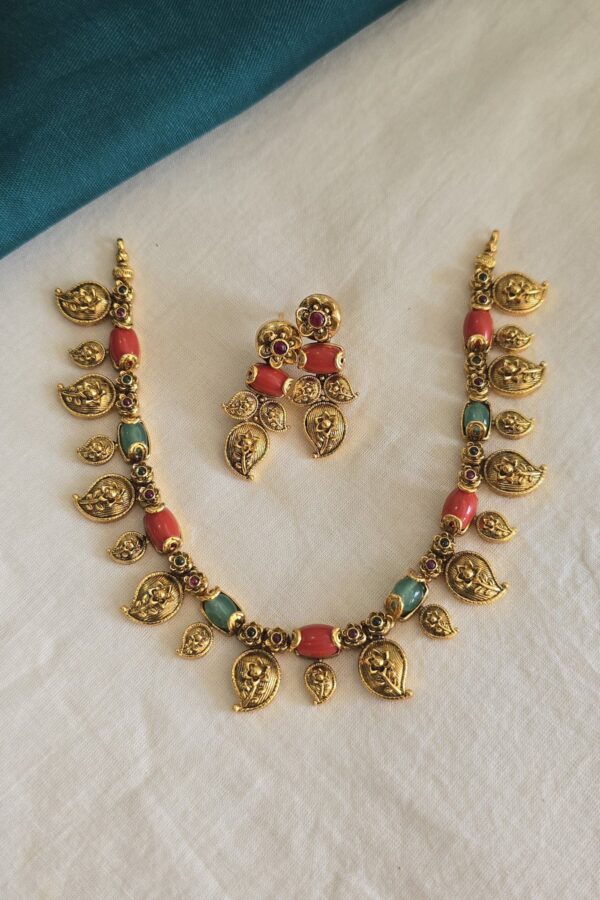 Beautiful coral neckset with backchain