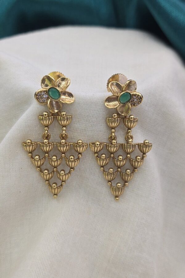 Elegant hanging earrings