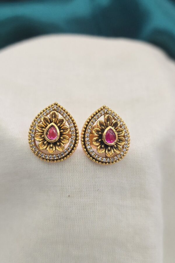 Antique Stone stud - Ruby
