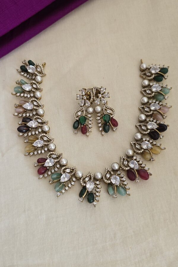Multicolour Victorian neckset with backchain