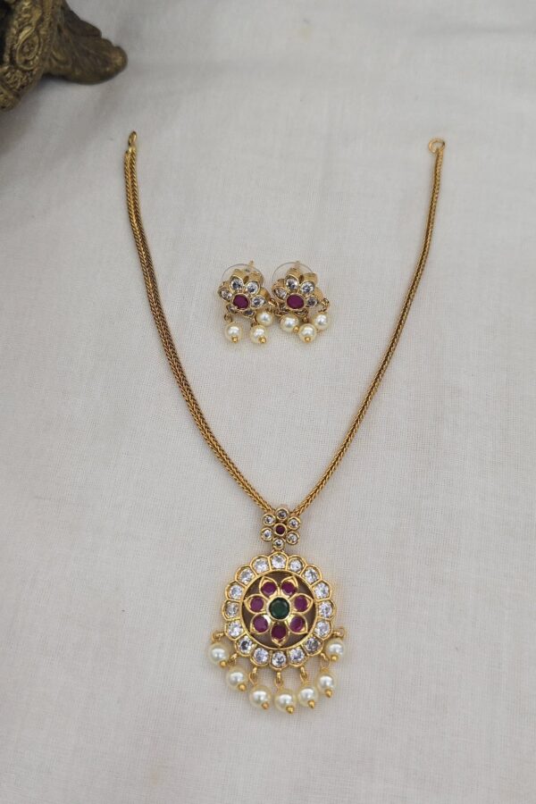 Simple neckset with backchain