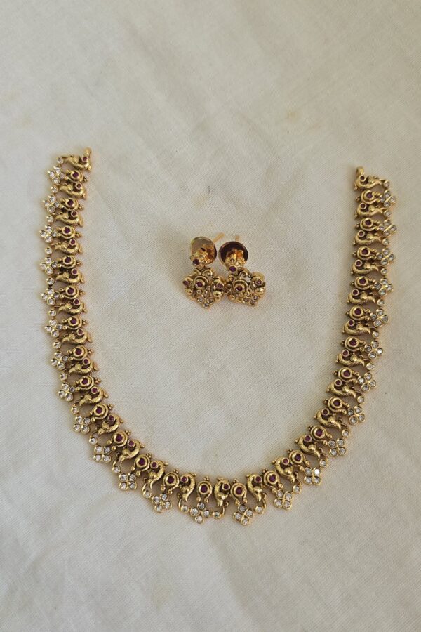 Beautiful minimal neckset with backchain