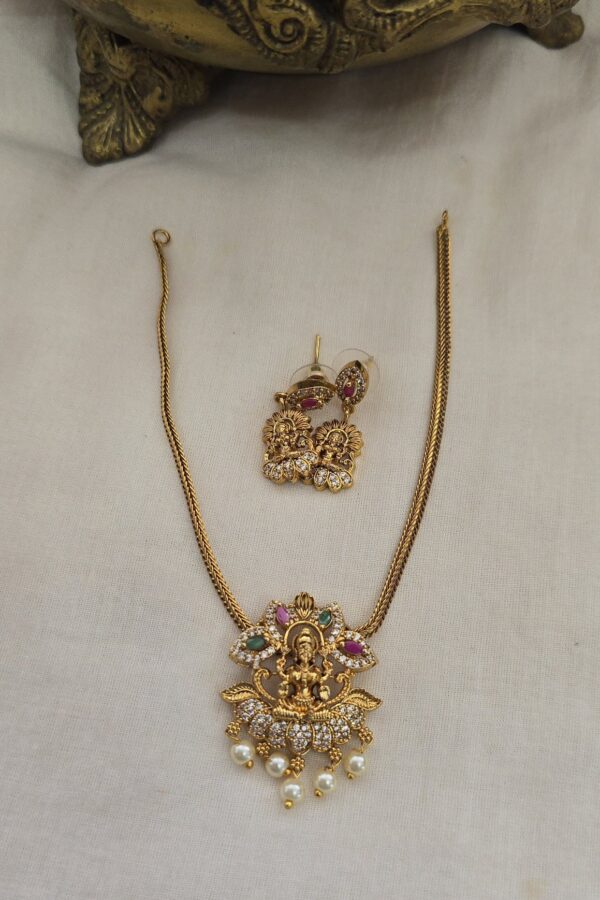 Simple removable pendant set with back chain