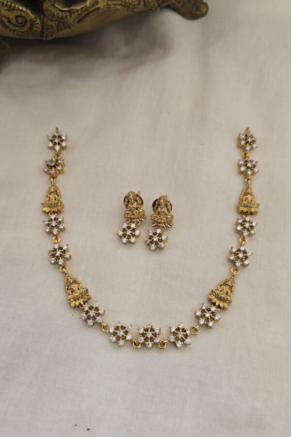 Minimal neckset with back chain