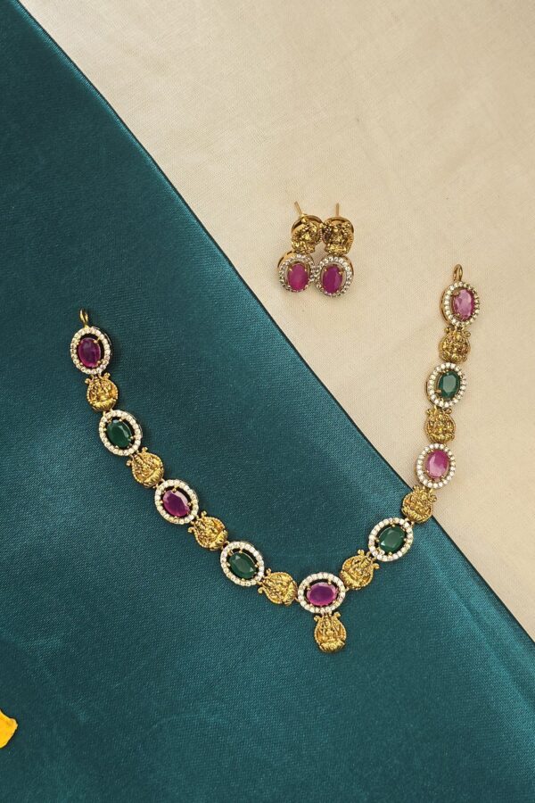 Minimal antique neckset for kids with backchain