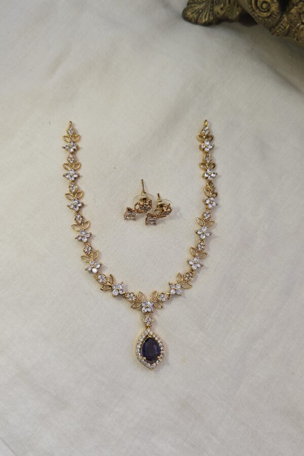 Elegant minimal neckset with backchain