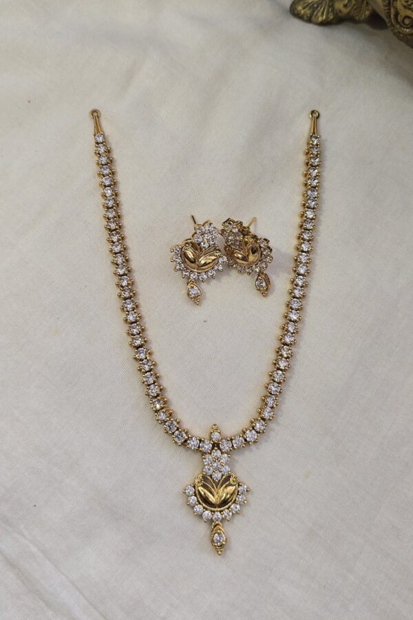 Vintage style white stone attigai type neckset with backchain