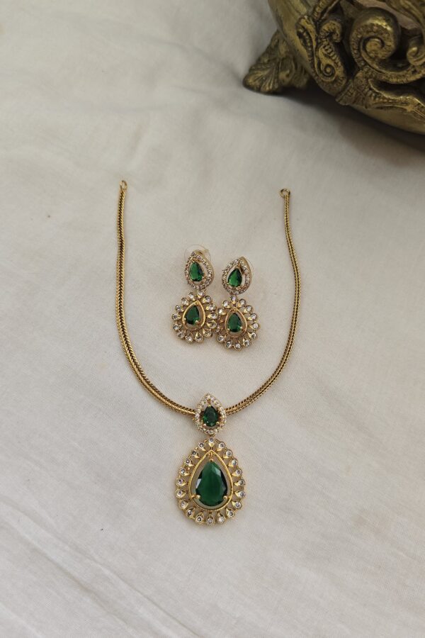 Simple attigai style neckset ( removable pendant) with back chain