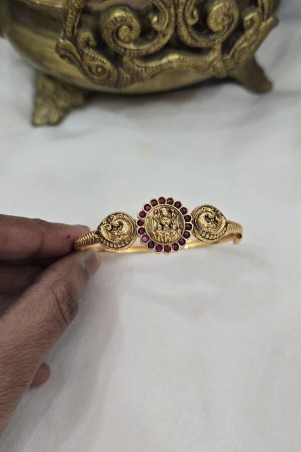 Beautiful Lakshmi antique kada ( lock type ) - suitable for 2.4 & 2.6 size