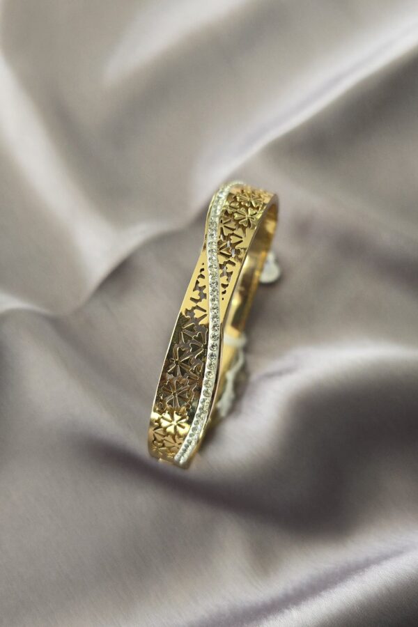 Premium anti tarnish gold plated bracelet - press type open