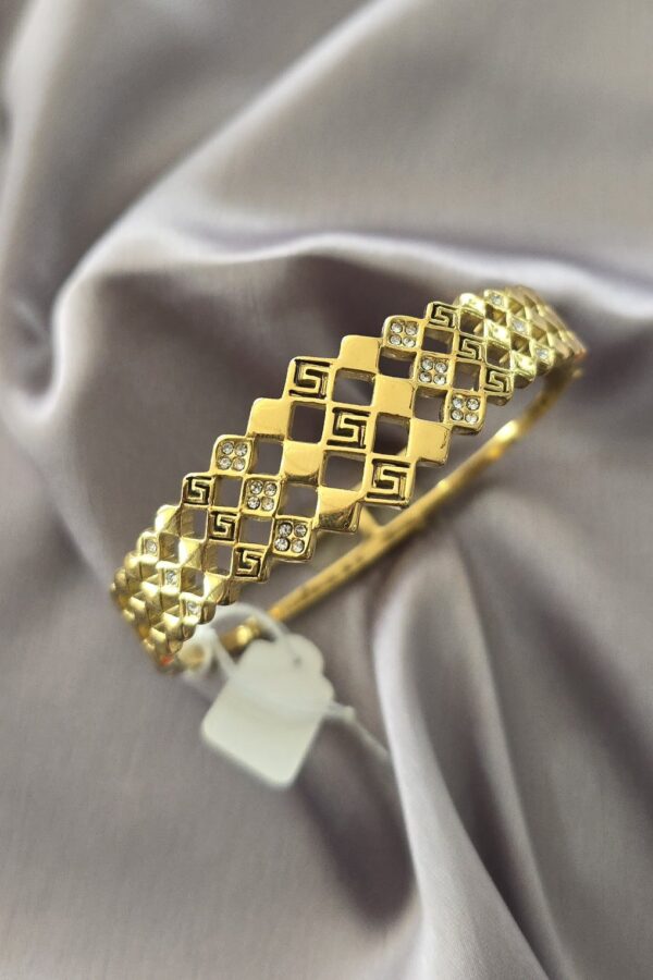 Premium anti tarnish gold plated bracelet - press type open