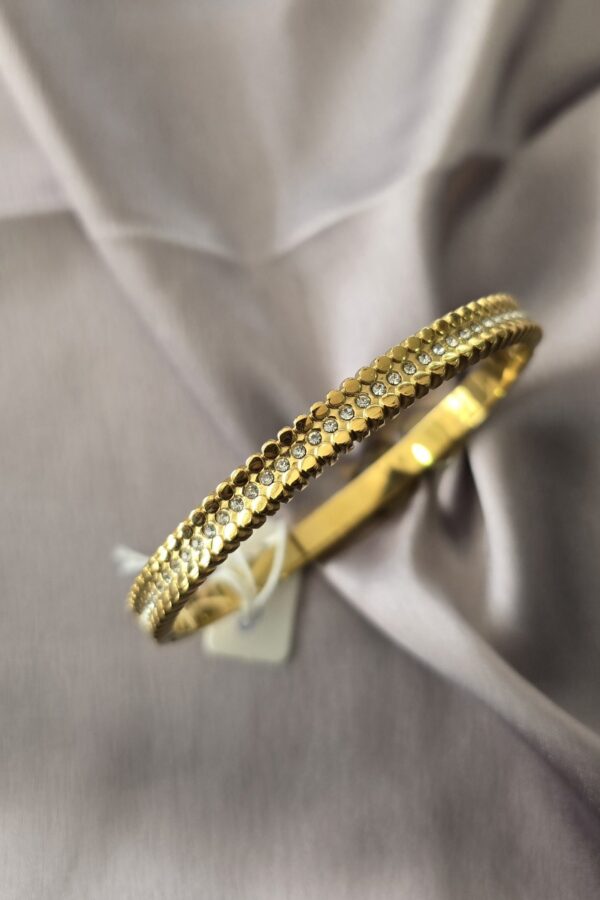 Premium anti tarnish gold plated bracelet with Ad stone