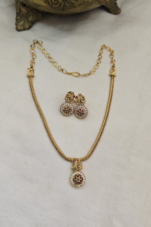 Beautiful minimal set for kids with back chain