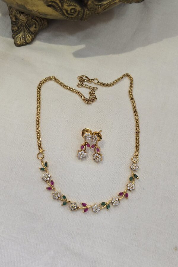 Simple neckset for kids with backchain