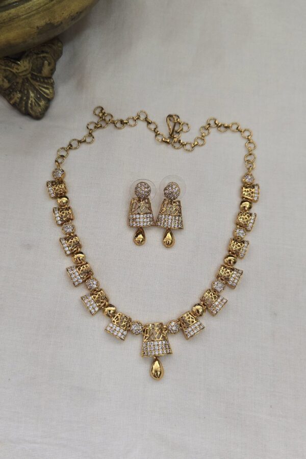 Beautiful stone neckset with backchain