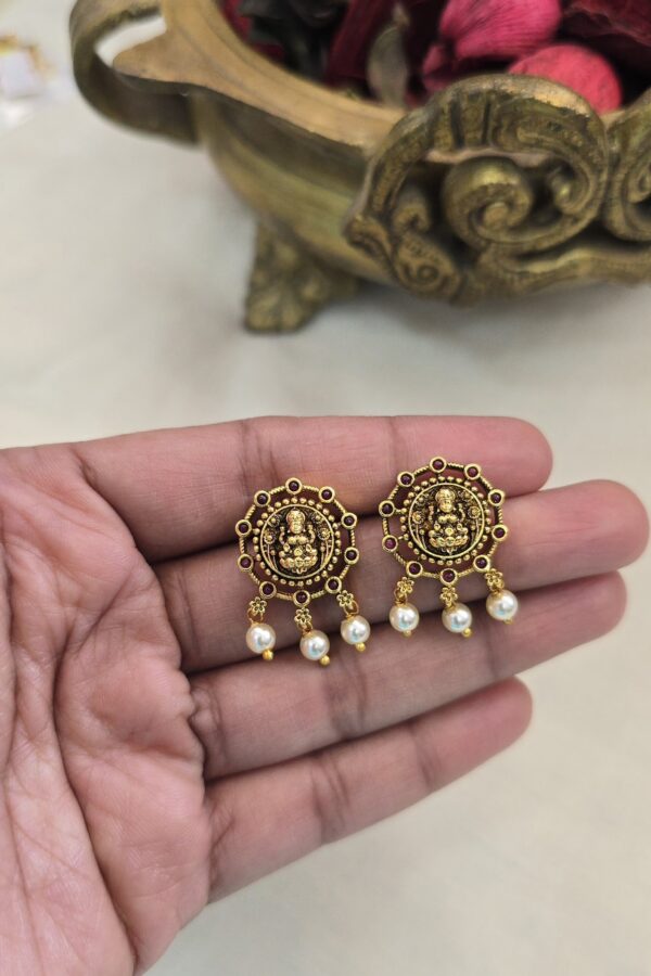 Beautiful antique stud with pearl drop