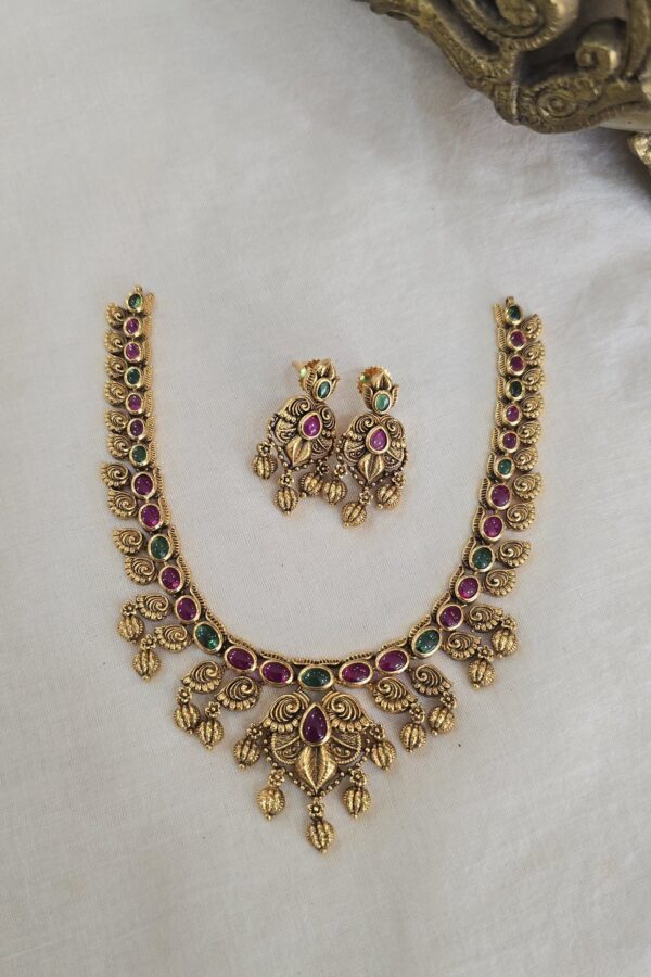 Beautifulantique neckset with backchain